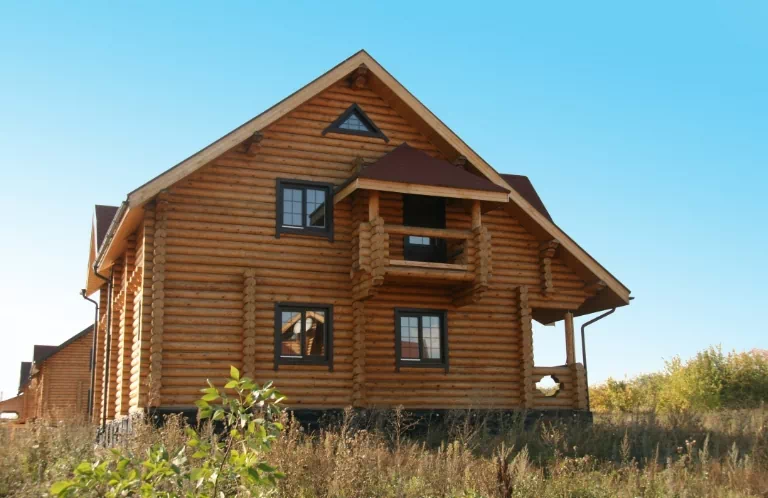 Drewniany dom piętrowy