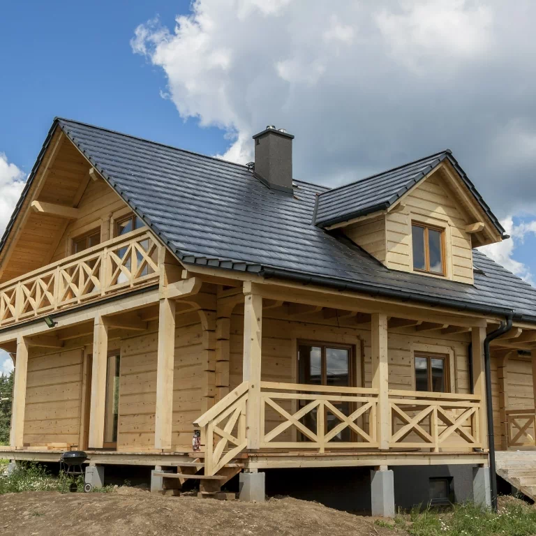 Drewniany dom z poddaszem